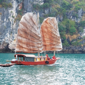 jonque sur la baie d'Halong